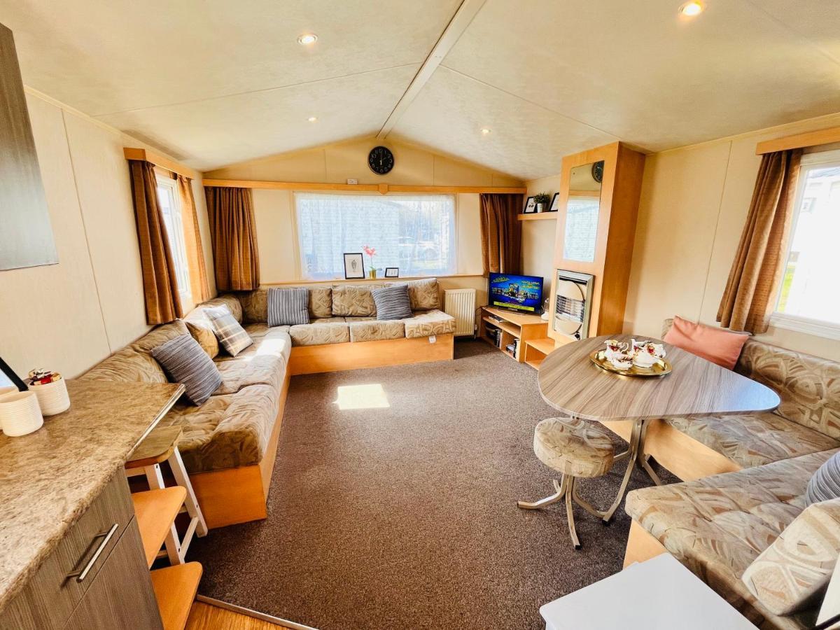 Lola's Caravan. Your Away From Home. Holiday home Parkeston
